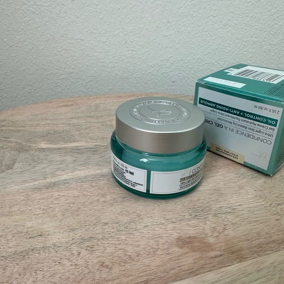 New It Cosmetics Confidence in a Gel Cream Oil-Free Moisturizer 2 US FL Oz. - Picture 10 of 11